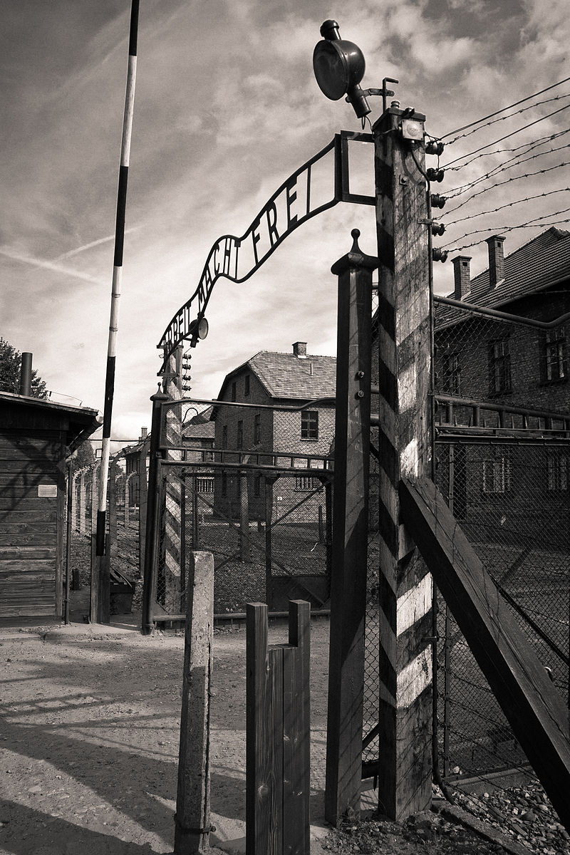 800px Auschwitz main gate